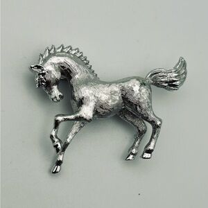 Elegant Signed Monet silver tone brooch pin equestrian rodeo race horse pony